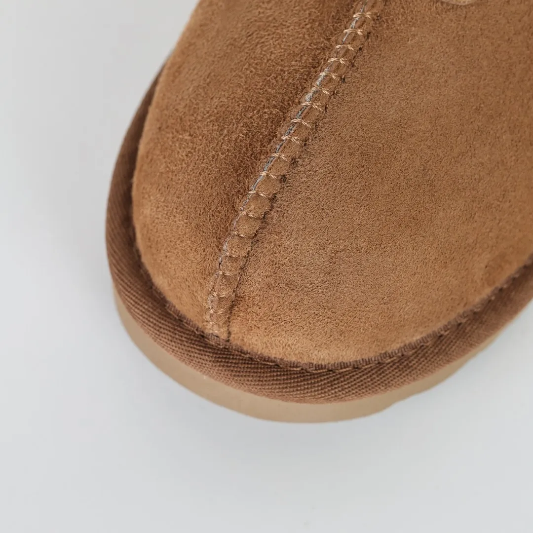 Pick up locally 💰520 The core recommendation is good price UGG Tazite slip-on lazy slippers series Maroon Xiaohongshu hot model Henan Longfeng leather production Sheepskin integrated top quality in the market 2-3 cm cashmere insole to keep warm in winter and suitable for home use UUG has launched a style series in the new year, which is partially geared towards the preferences of young consumers and has also moved to the forefront of fashion trends. Shoe body material Water-repellent coated suede upper 17mm UGGPURE™ implanted wool insole Lightweight non-slip comfortable rubber outsole With brand LOGO Trademark Comes with full packaging Size: 35 36 37 38 39 40